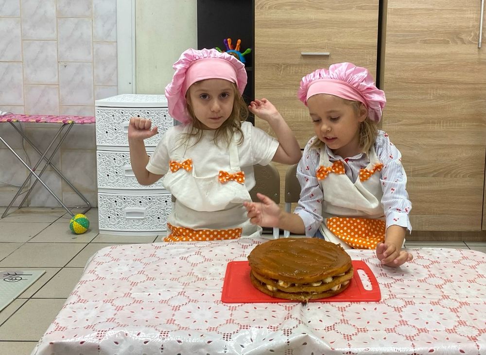 Бытовые навыки: девочки в поварских колпаках испекли торт