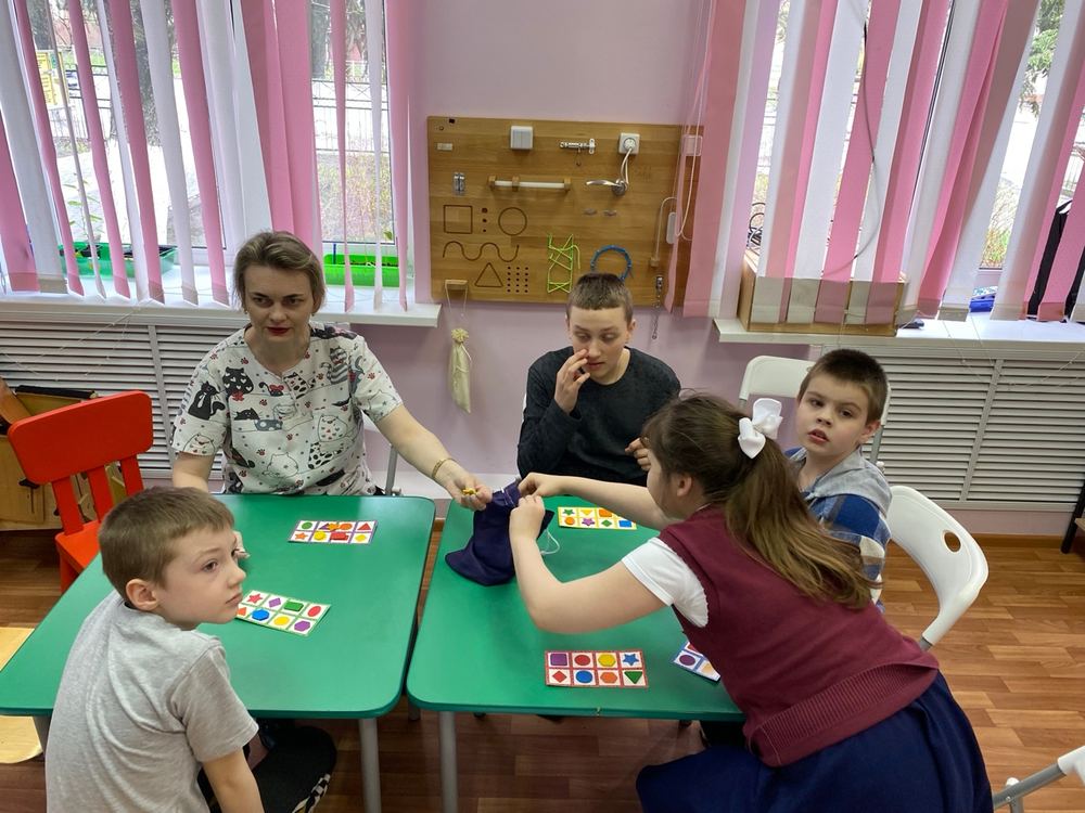 Групповое занятие: игра на развитие внимания с несколькими детьми